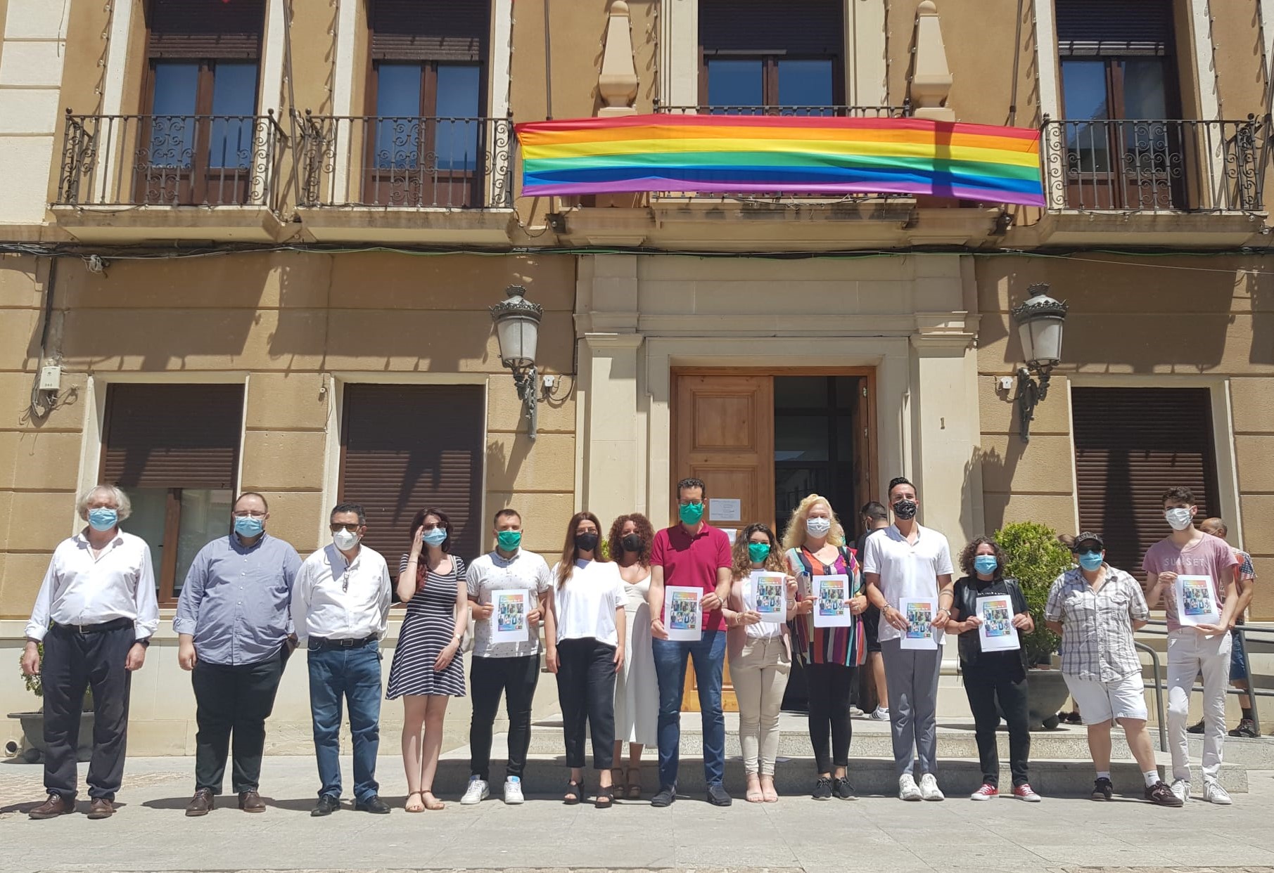 El Ayuntamiento de Elda celebra el Día del Orgullo LGTBI con la lectura de un manifiesto y la colocación de la bandera arco iris en el balcón consistorial