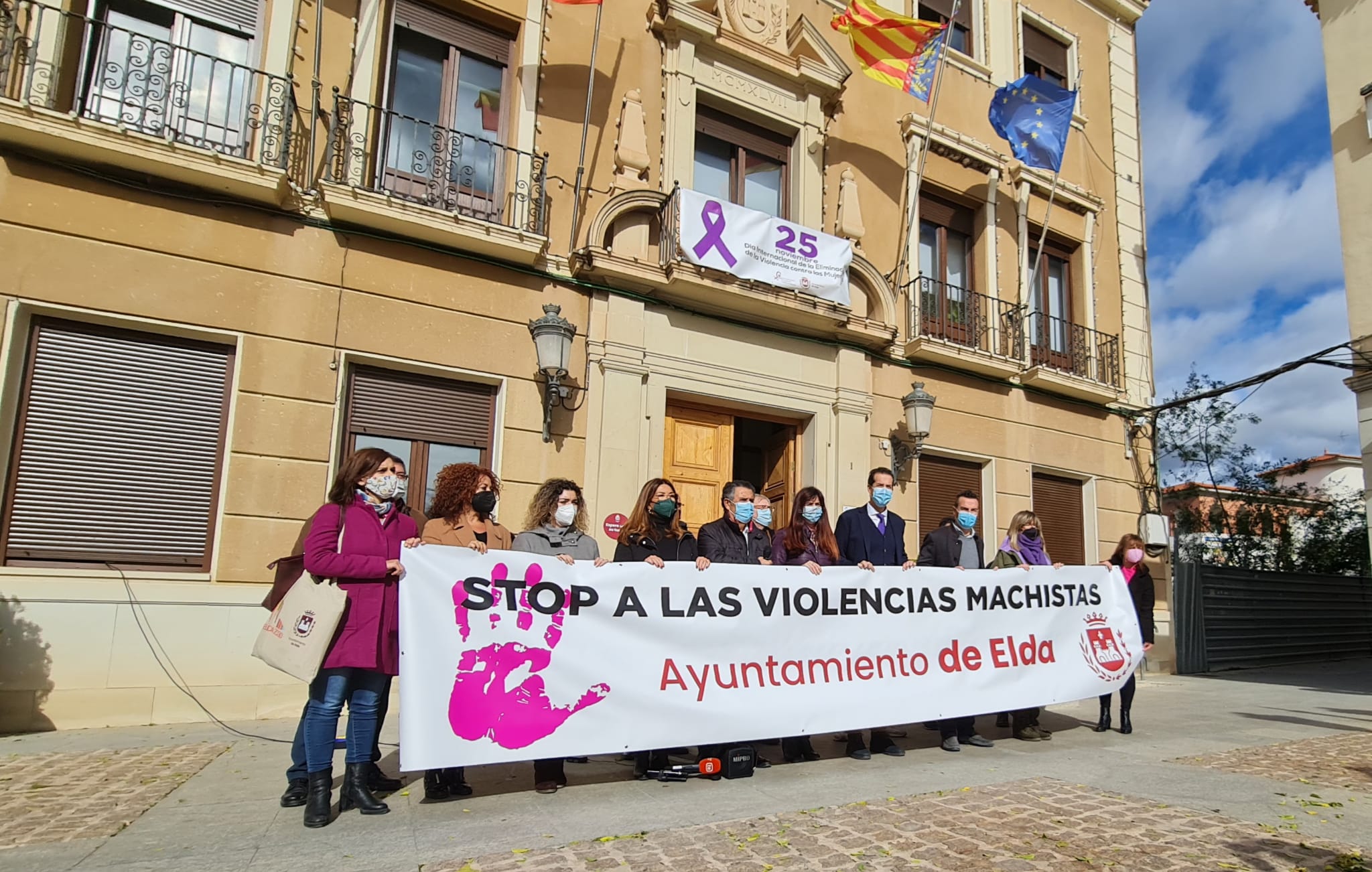 Elda se suma a los actos del Día Internacional de la Eliminación de la Violencia contra la Mujer con la lectura de un manifiesto y la colocación de una pancarta en el balcón consistorial