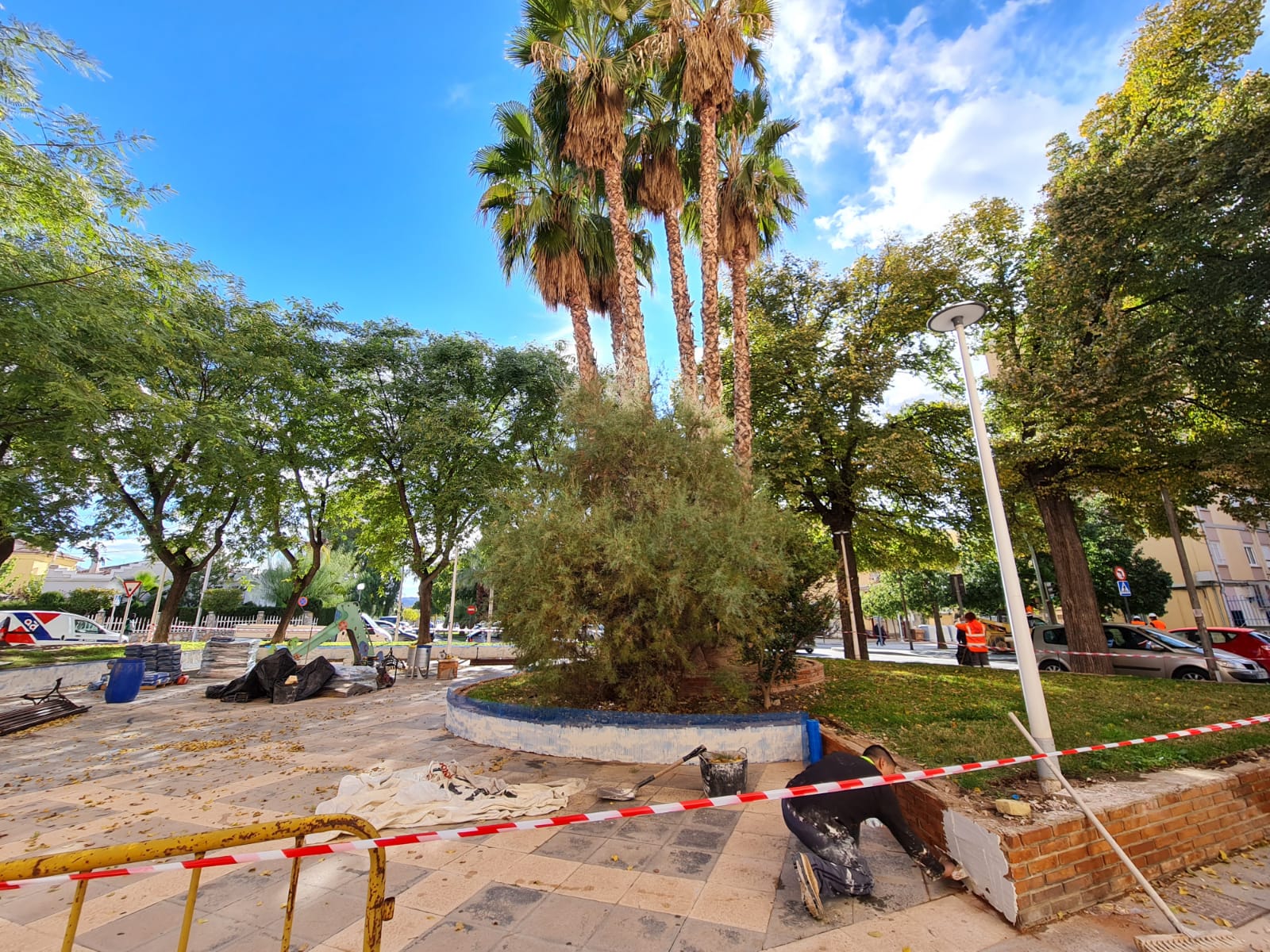 El Ayuntamiento de Elda inicia la remodelación de la plaza situada en la avenida de las Acacias junto al ‘Edificio Chimo’ para renovar el mobiliario urbano y los juegos infantiles