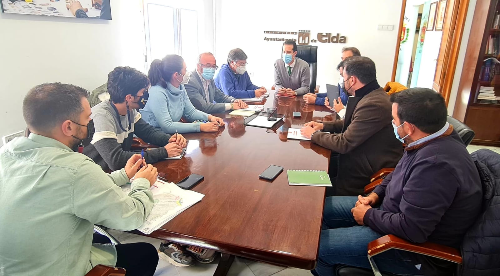 El Ayuntamiento de Elda se reúne con la plataforma que se opone a la instalación de plantas fotovoltaicas para informarles de la situación de los diferentes proyectos
