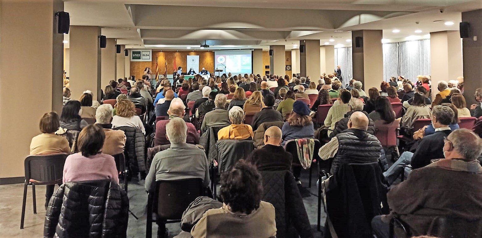 Nieves Concostrina abrió el ciclo de conferencias de ‘Los lunes son de la UNED’ con una charla sobre los bulos de la Historia