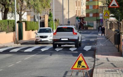 El Ayuntamiento de Elda realiza un paso de peatones elevado en la avenida de Sax para mejorar la seguridad de viandantes y vehículos