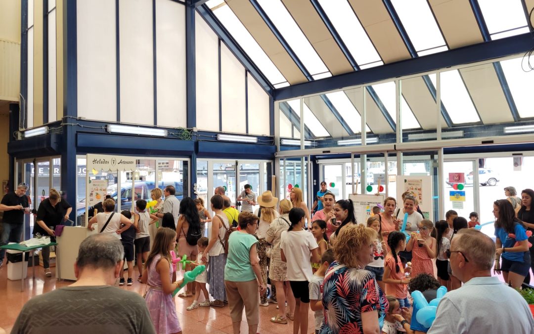 Los Mercados Municipales de Elda celebran la fiesta de bienvenida del verano y entregan los premios del concurso de dibujo de ‘Mercacoles’