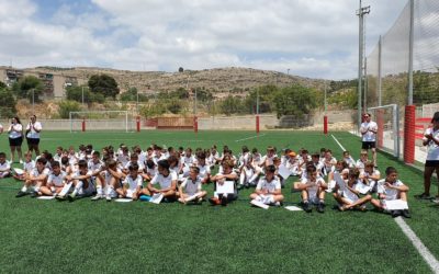 El alcalde de Elda clausura el Campus de la Fundación Real Madrid celebrado en La Sismat y en el que han participado 85 niños y niñas