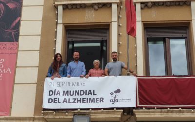 Elda conmemora el Día Mundial del Alzheimer con la lectura de un manifiesto y la colocación de una pancarta en el balcón consistorial