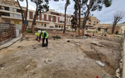 Comienzan los trabajos de arqueología en la plaza Joan Miró de Elda para el estudio de los enterramientos moriscos descubiertos