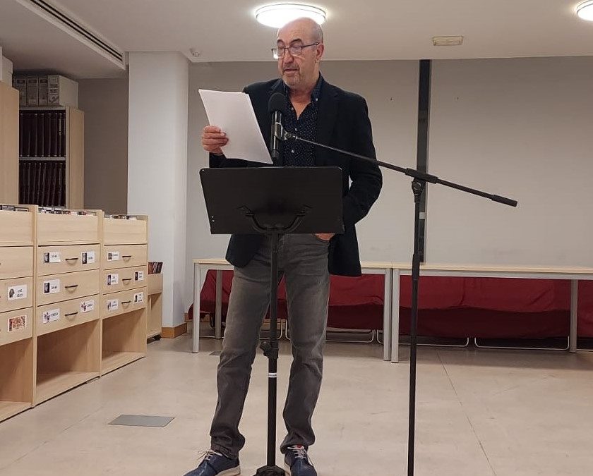 El catedrático Miguel Sánchez Robles recibe el premio como ganador del concurso de narrativa ‘Ciudad de Elda’ con el relato ‘Todos mis nietos rubios como el trigo’