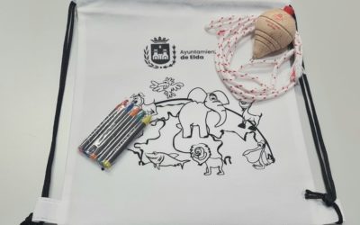 El Ayuntamiento de Elda distribuye mochilas y peonzas entre el alumnado de Infantil y Primaria de los centros educativos de la ciudad