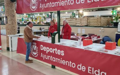 La San Silvestre Eldense inicia la distribución de dorsales y la inscripción presencial en el stand instalado en el Mercado Central