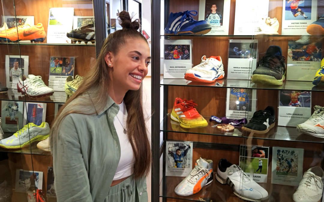La jugadora internacional Paula Arcos dona al Museo del Calzado las zapatillas con las que disputó el Mundial de Balonmano Femenino 2021