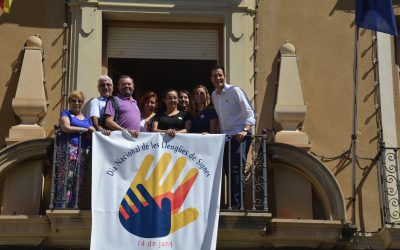 El Ayuntamiento despliega una pancarta con motivo del Día de las Lenguas de Signos