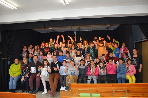 El kit para una ciudad limpia llega a las clases de 5º del colegio Miguel Hernández