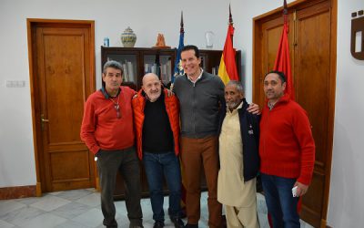 Conferencia en Elda del porteador más famoso de Pakistán junto al alpinista Sebastián Álvaro, del programa de tv “Al filo de lo imposible