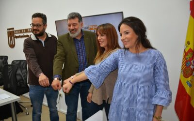 Las alumnas del Ciclo Superior de Promoción e Igualdad de Género del Valle de Elda crean y venden pulseras para dar una beca a un alumno para el próximo curso