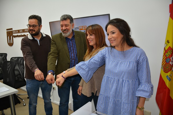 Las alumnas del Ciclo Superior de Promoción e Igualdad de Género del Valle de Elda crean y venden pulseras para dar una beca a un alumno para el próximo curso