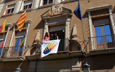 El Ayuntamiento despliega una pancarta con motivo de la celebración del día nacional de la lengua de signos