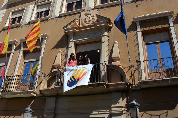 El Ayuntamiento despliega una pancarta con motivo de la celebración del día nacional de la lengua de signos