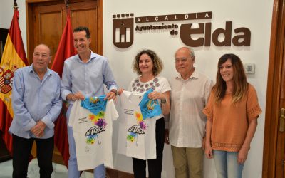El alcalde y la pregonera de las Fiestas Mayores reciben su camiseta y pañuelo personalizados para “correr la traca”