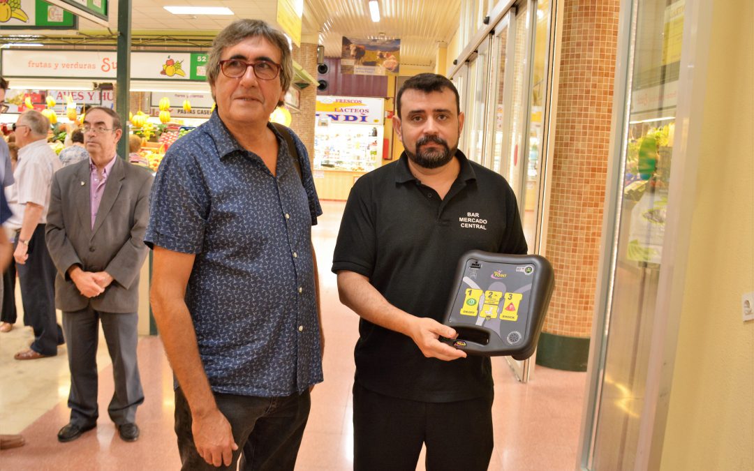 Los mercados municipales de Elda se equipan con desfibriladores de última generación