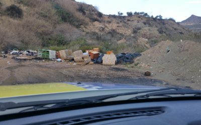Medio Ambiente denuncia un vertido de enseres en la rambla de La Melva a escasas horas de la alerta por gota fría
