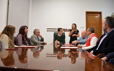 El Ayuntamiento de Elda firma los convenios de colaboración con las entidades sociales cuya cantidad se ha incrementado en un 12%