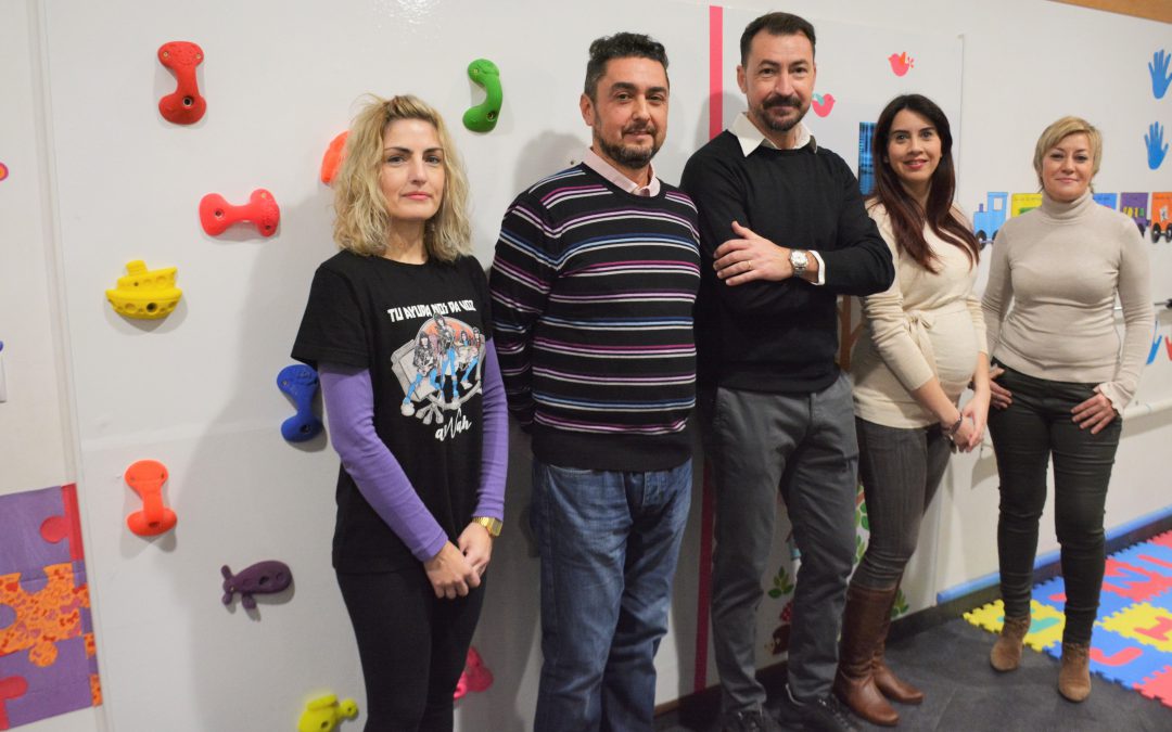 La asociación Apanah inaugura un rocódromo en su sede para que los niños realicen actividades físicas de una manera divertida