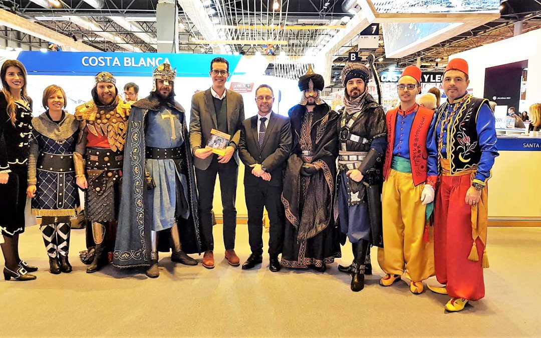 Los Moros y Cristianos de Elda presentan en Fitur el folleto promocional de su 75 aniversario