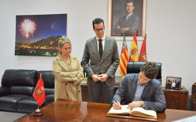 El representante de la Comisión Europea, Jochen Müller, visita Elda para explicar a los empresarios del calzado las políticas comerciales de la UE