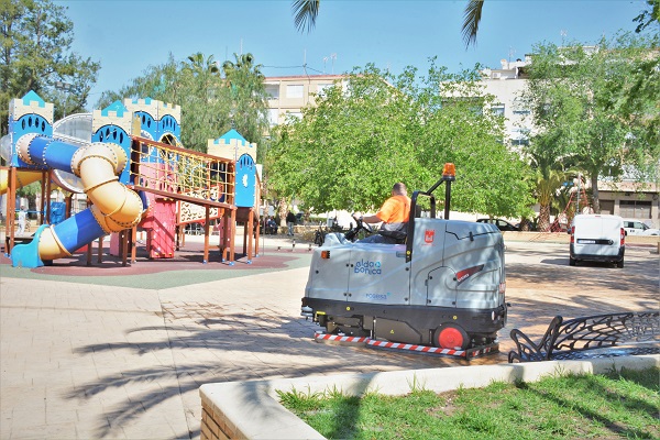 La limpieza viaria de Elda se refuerza con una fregadora eléctrica sin emisiones a la atmósfera