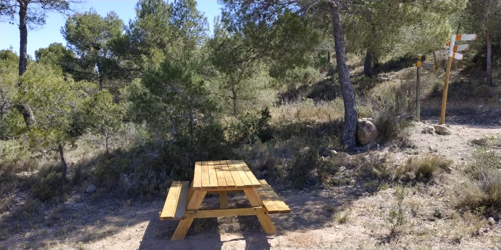 Medio Ambiente de Elda coloca dos mesas recreativas en la sierra de Camara y el Pantano