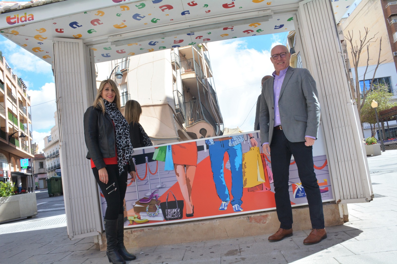 El Quiosco de Sagasta renueva su pared para promocionar los productos turísticos de Elda