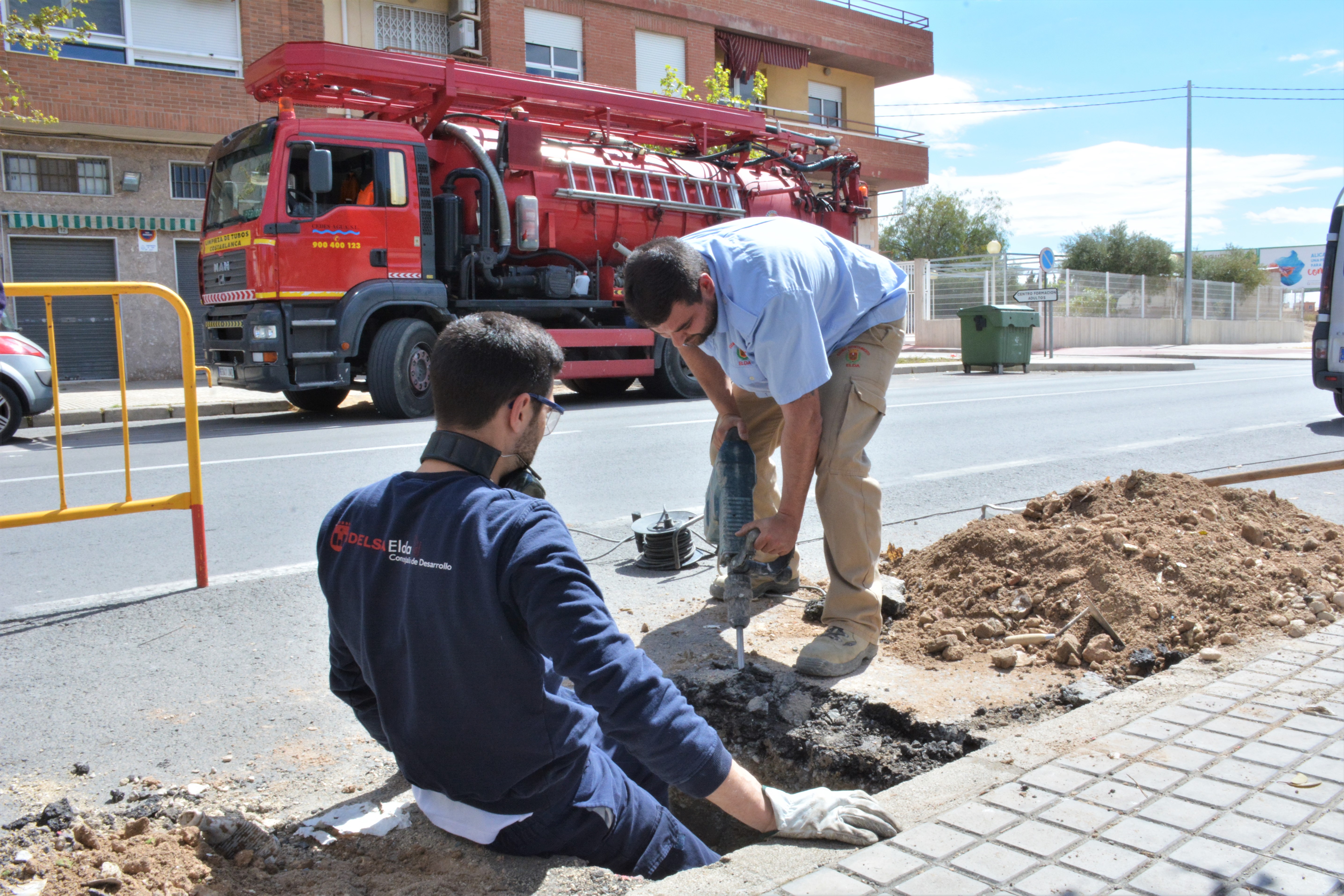 El Ayuntamiento de Elda comienza los trabajos para subsanar un emboce del alcantarillado en el barrio de La Estación