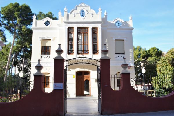Una muestra reúne los mejores proyectos arquitectónicos del Medio y Alto Vinalopó en la Casa Grande del Jardín de la Música