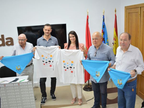 El artista eldense Salvador Lázaro diseña la camiseta para ‘correr la traca’ en las Fiestas Mayores de la ciudad