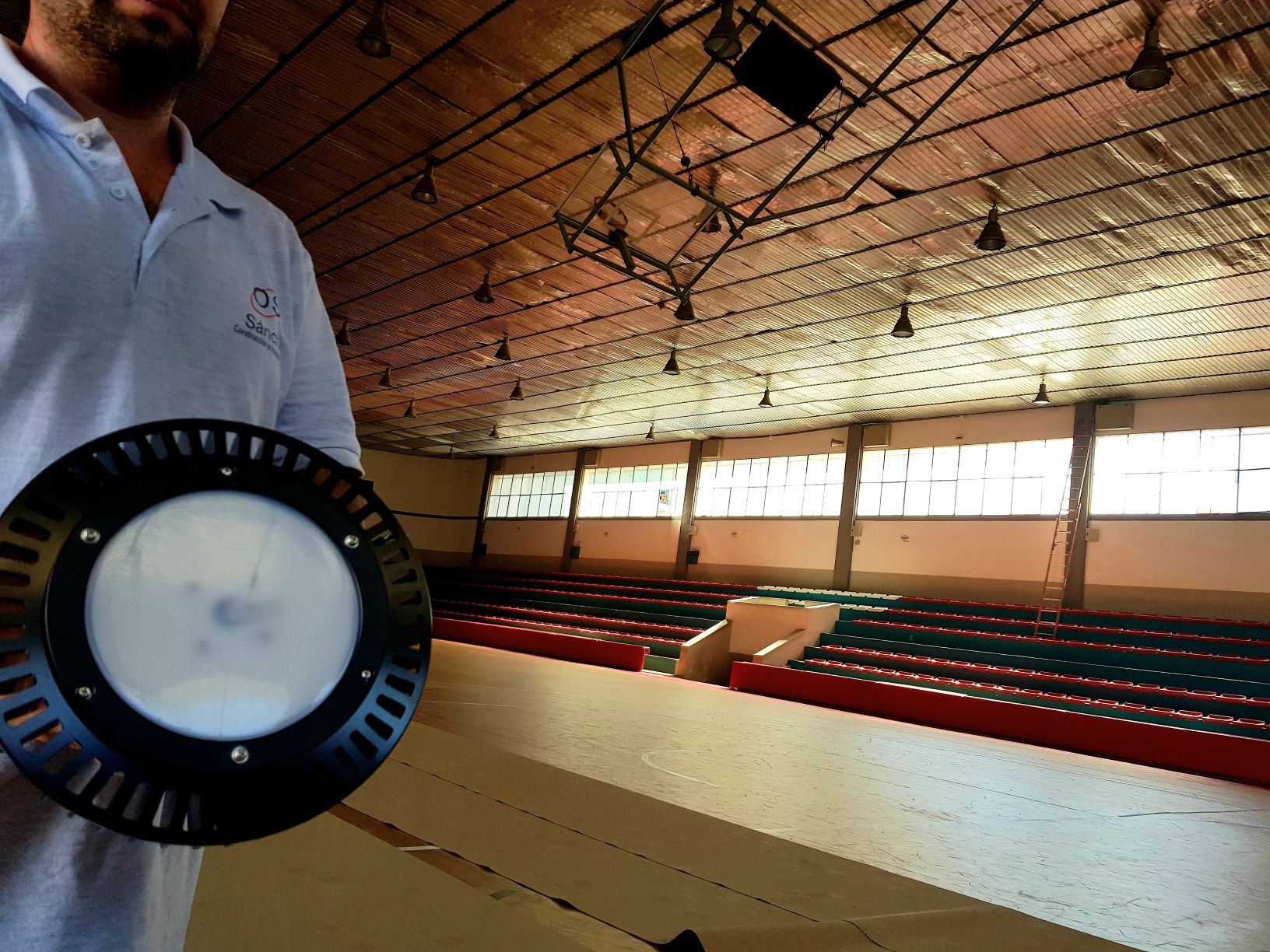 El Ayuntamiento de Elda comienza los trabajos de modernización de la iluminación del Pabellón Juan Carlos Verdú