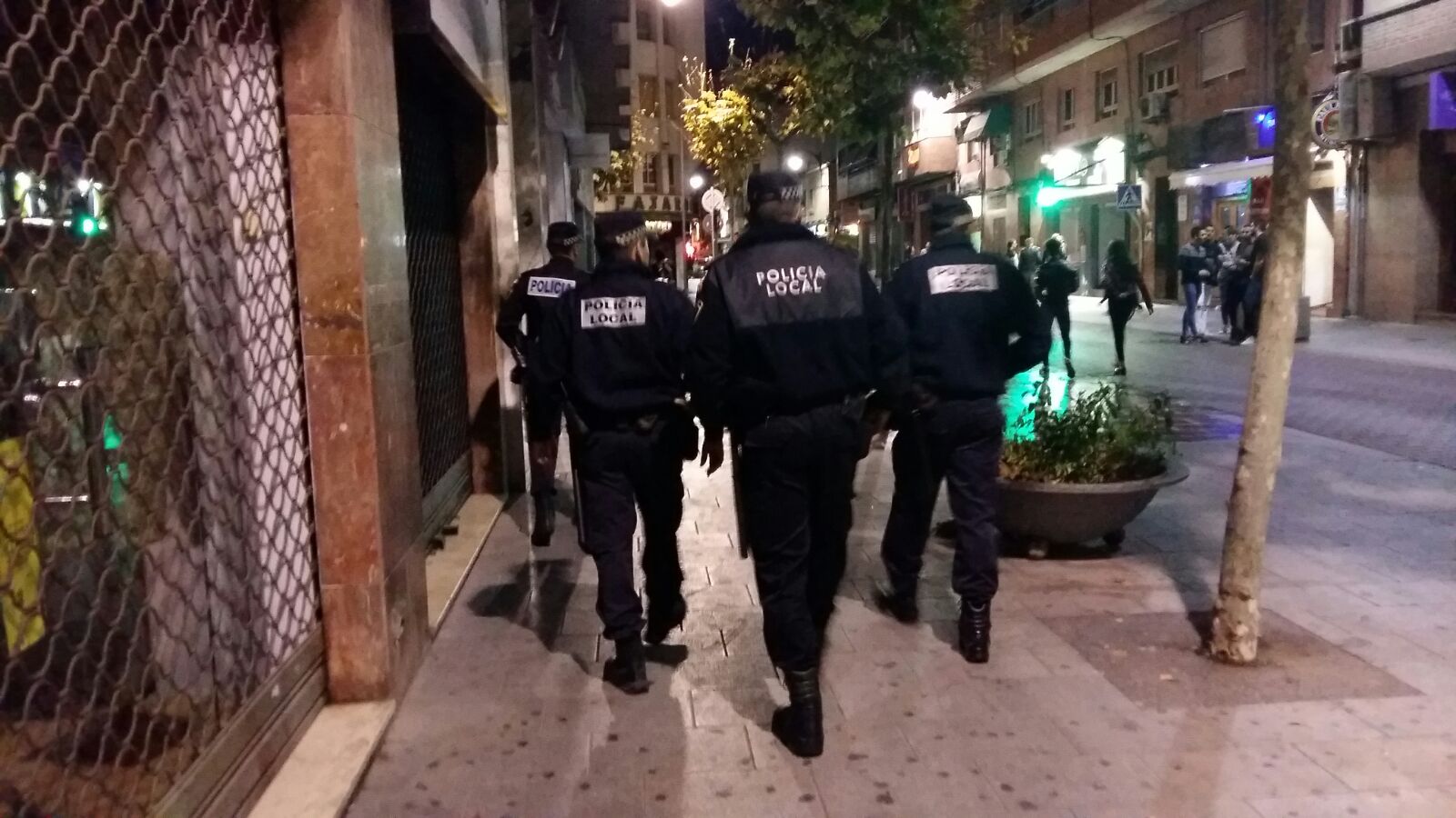 La Policía Local de Elda sanciona en una noche a 16 personas que no llevaban mascarilla