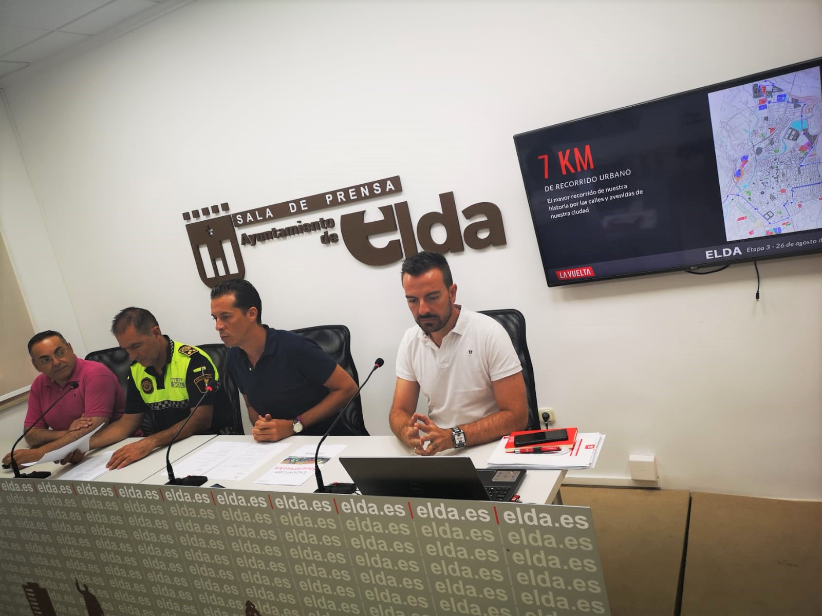 Elda promocionará la ciudad durante la Vuelta Ciclista con 12 zapatos de la exposición Shoe Street Art