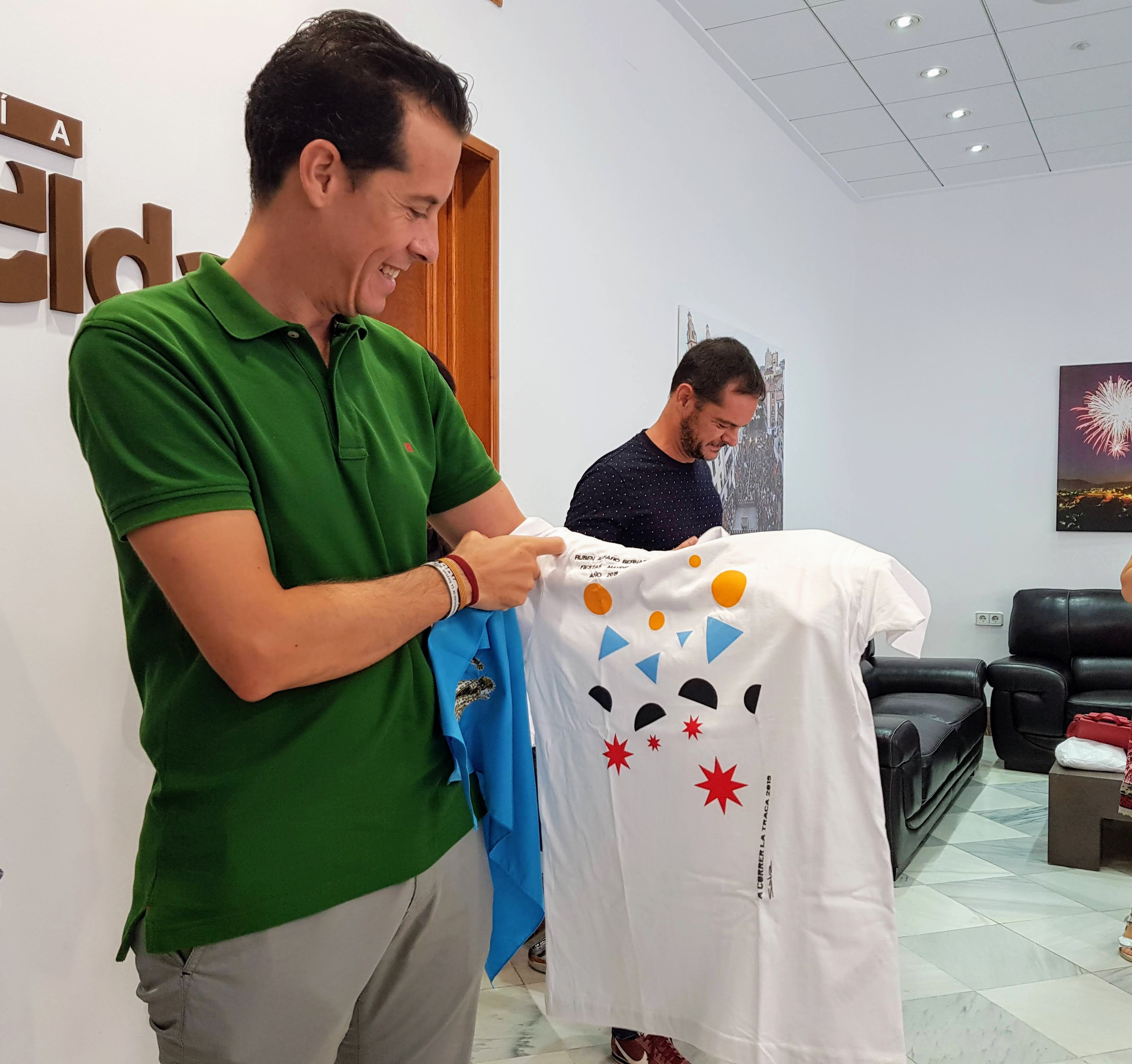 El alcalde y el pregonero de las Fiestas Mayores reciben su camiseta y pañuelo para “correr la traca”