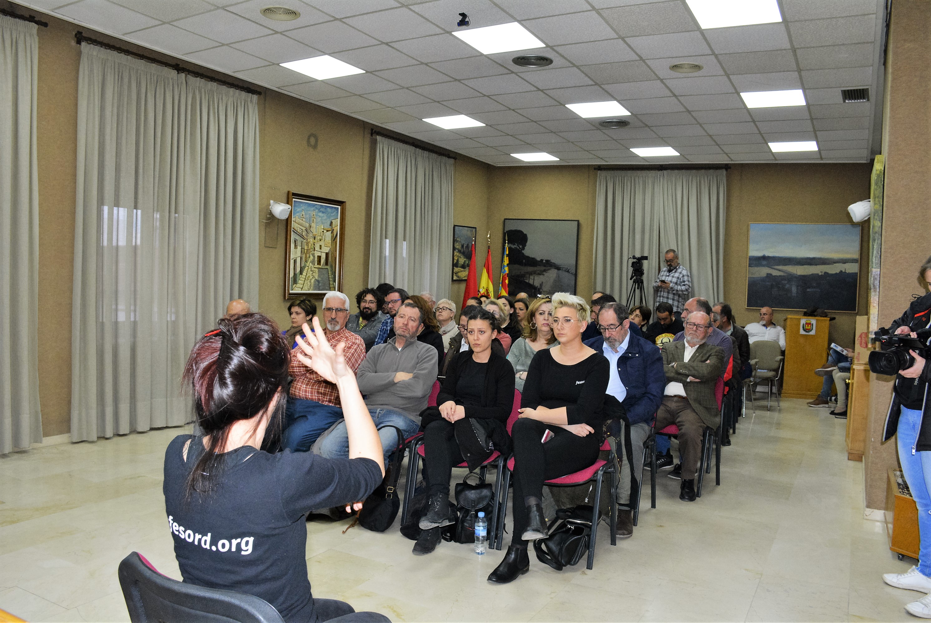 El Ayuntamiento contrata el servicio de intérprete en lengua de signos para plenos y actividades institucionales
