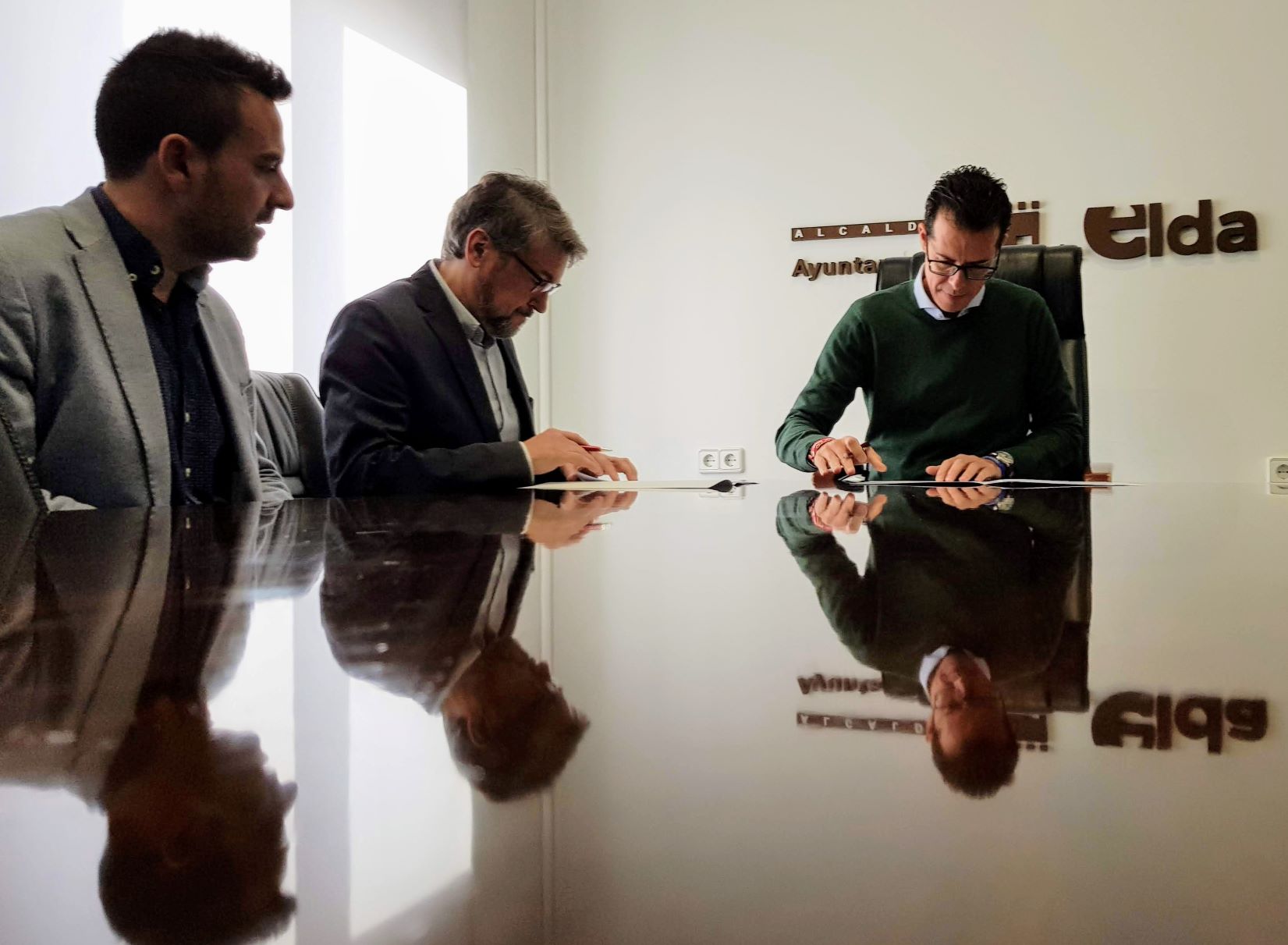 El Ayuntamiento renueva el convenio de colaboración con el Centro Excursionista Eldense