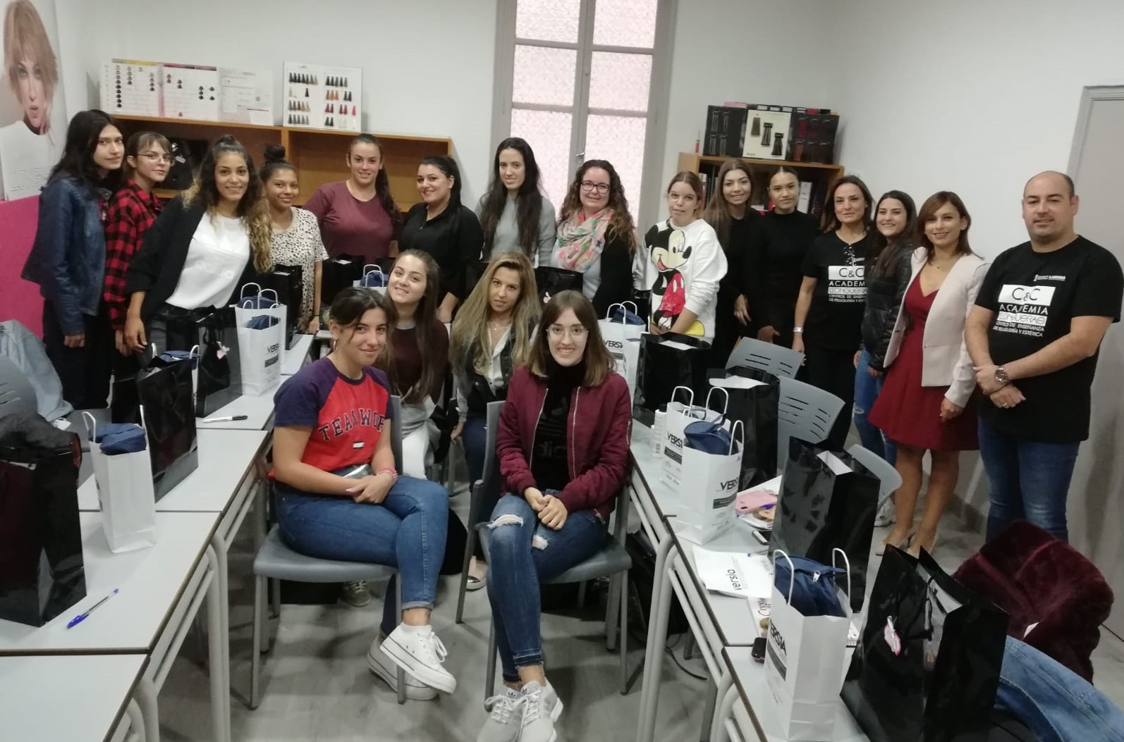 Diecinueve jóvenes participan en el curso de Maquillaje Profesional gracias a la colaboración de Idelsa