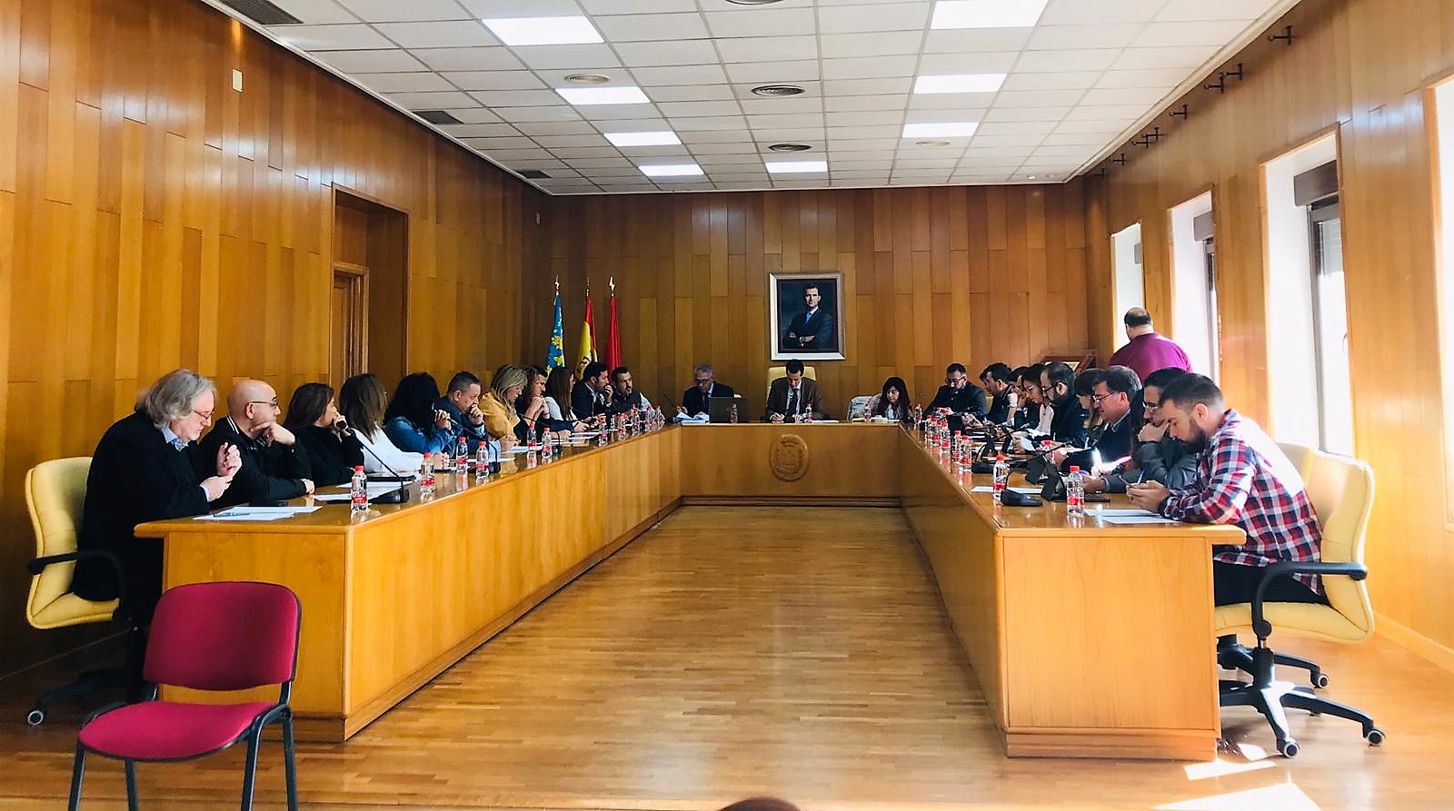 El Ayuntamiento de Elda elimina las botellas de plástico en los plenos municipales