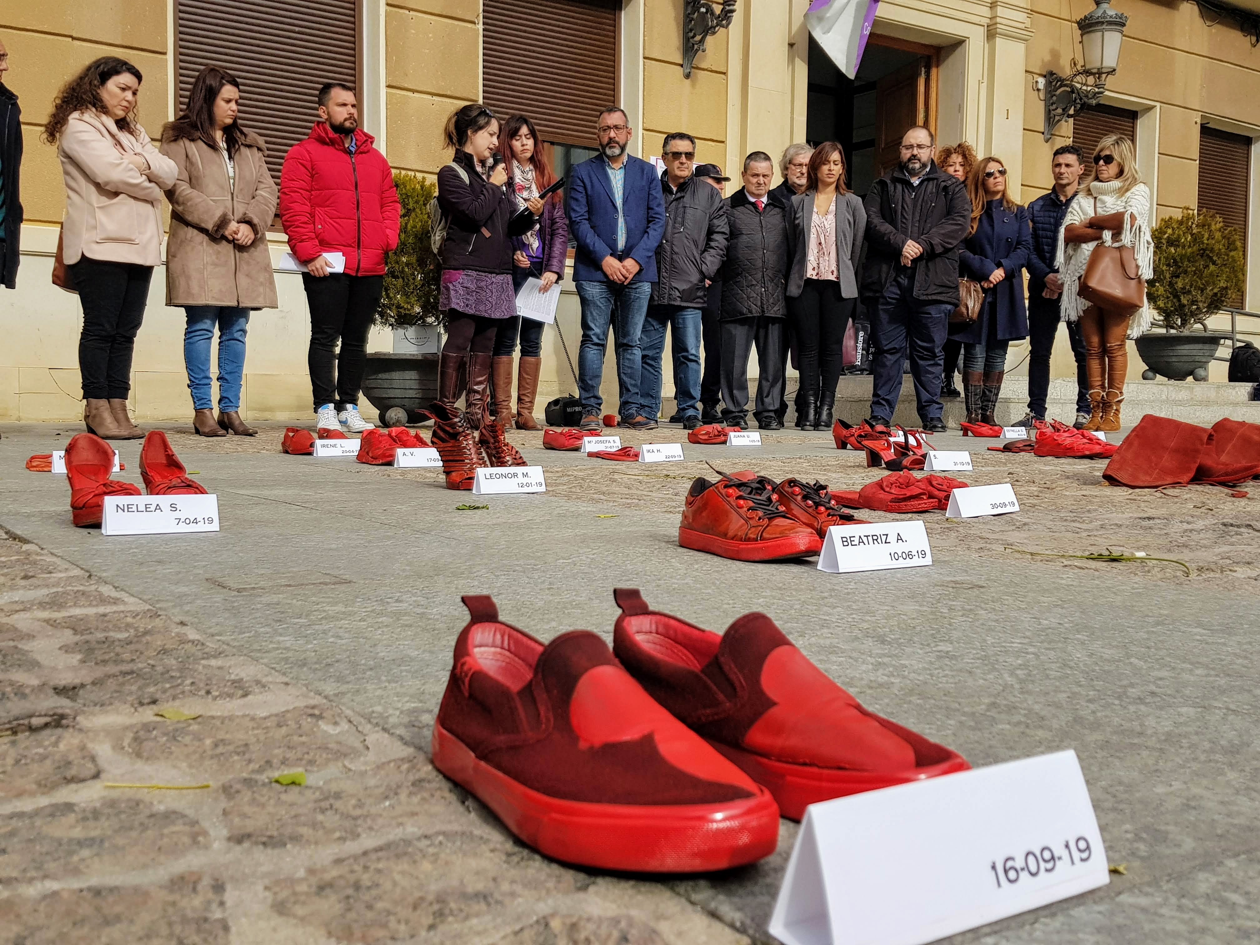 El Ayuntamiento se suma al Día contra la Violencia Machista con la lectura de un manifiesto y la exposición ‘Zapatos Rojos’