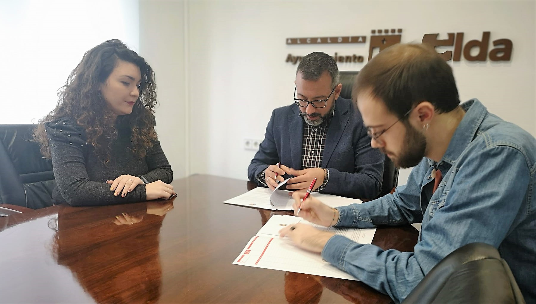 El Ayuntamiento de Elda firma el convenio de colaboración con el Consejo Local de la Juventud