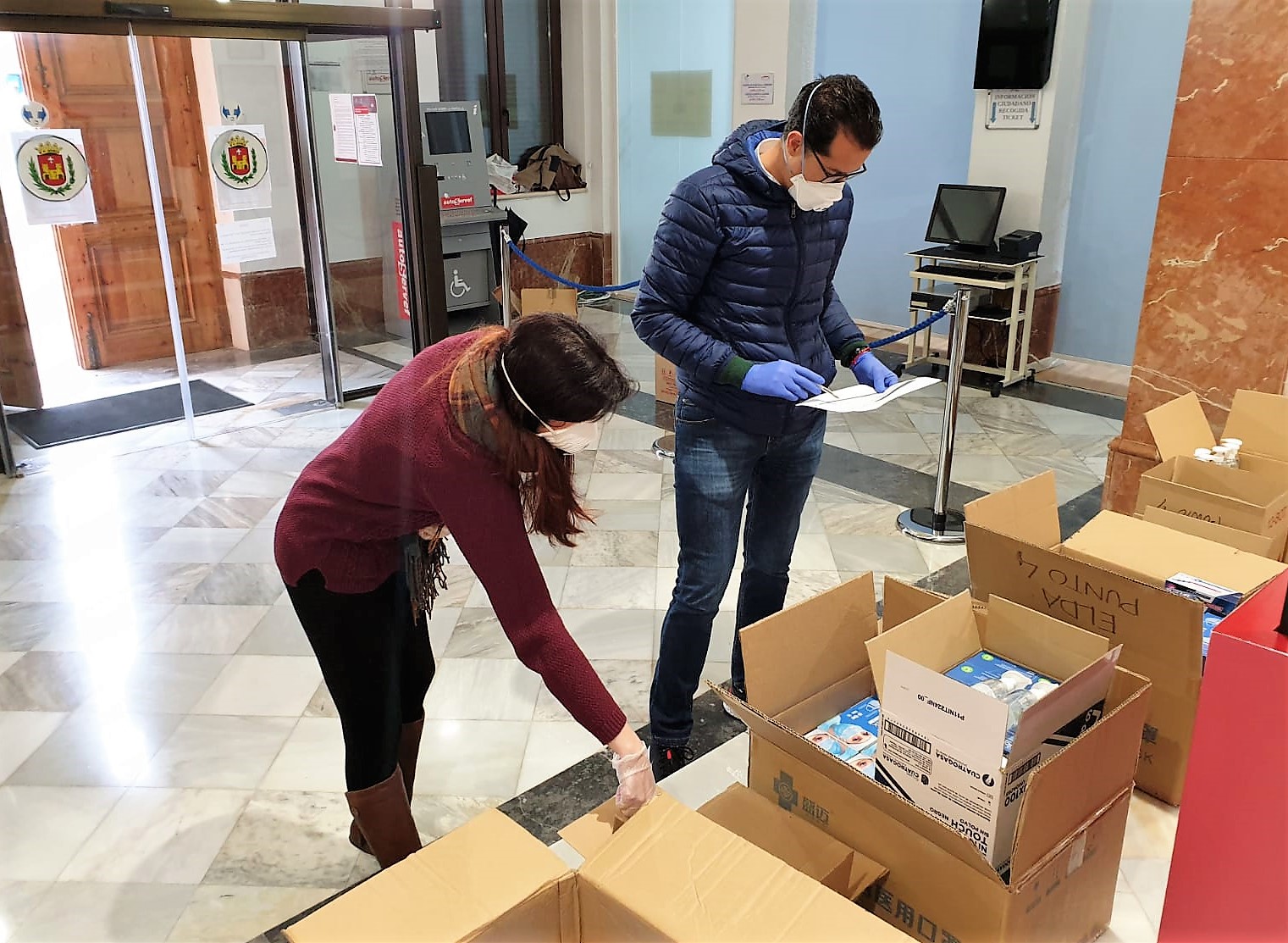 Elda reparte el material sanitario remitido por la Generalitat para los 17 municipios del Alto y Medio Vinalopó