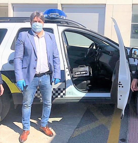 Una empresa dona un generador de ozono a la Policía Local de Elda para desinfectar los coches patrulla