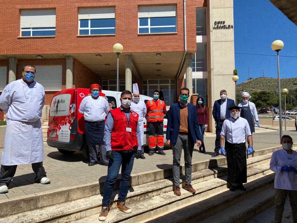 Los docentes de cocina del CIPFP Valle de Elda elaboran 240 raciones de comida para que Cruz Roja las distribuya entre familias sin recursos