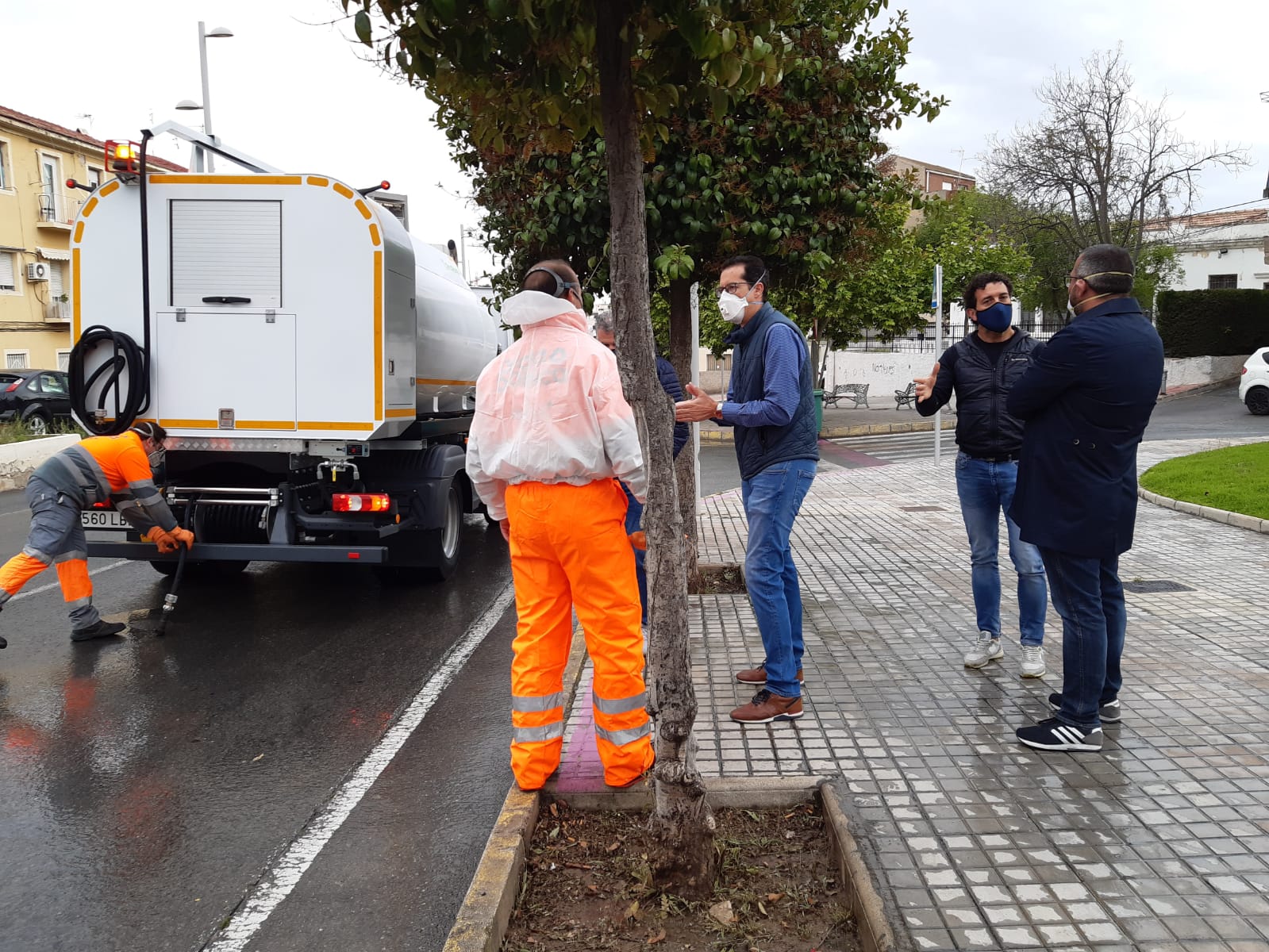 Elda ha empleado más de 570.000 litros de agua con desinfectante para mantener limpias las calles y aceras durante el estado de alarma