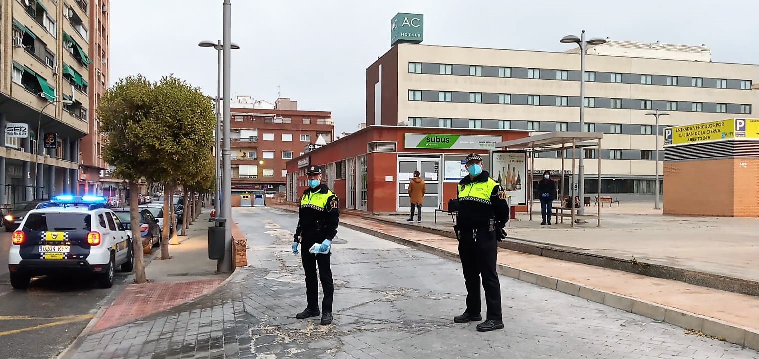 Policía Local y Protección Civil comienzan el reparto de mascarillas entre los usuarios del transporte público