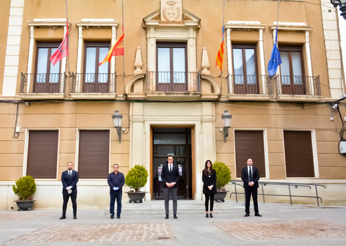 Los representantes de los grupos municipales guardan tres minutos de silencio por las víctimas del coronavirus ante el Ayuntamiento de Elda